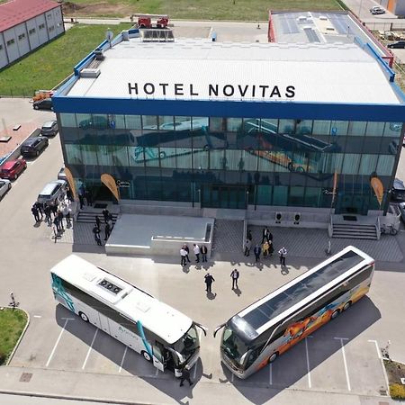 Hotel Novitas ליבנו מראה חיצוני תמונה