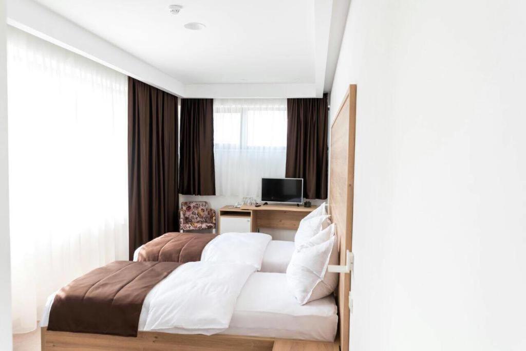 Hotel Novitas ליבנו מראה חיצוני תמונה