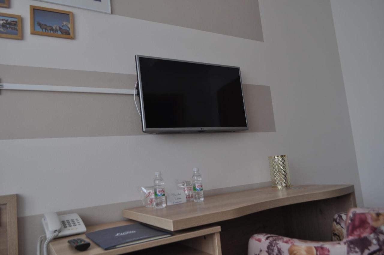 Hotel Novitas ליבנו מראה חיצוני תמונה