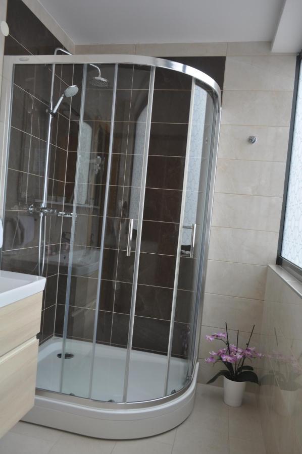Hotel Novitas ליבנו מראה חיצוני תמונה
