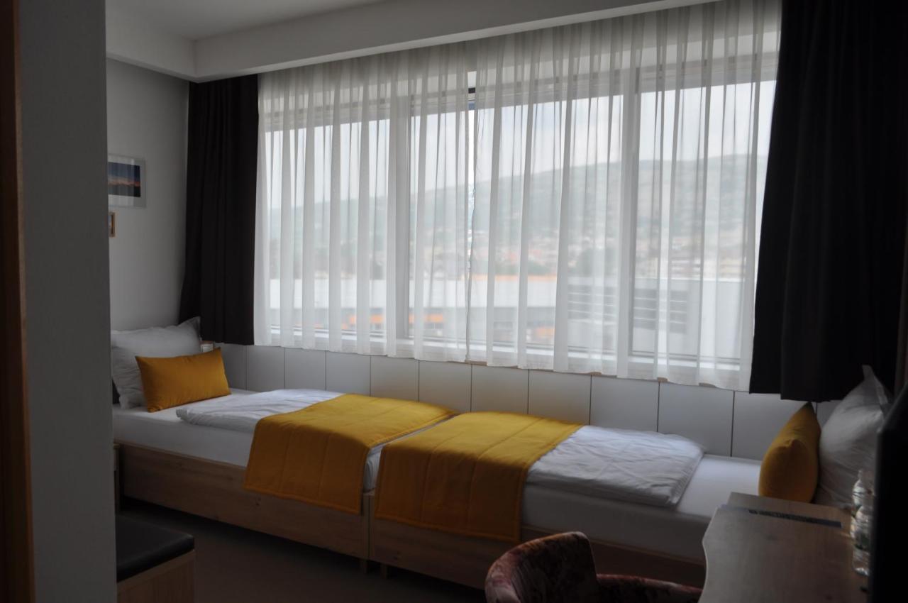 Hotel Novitas ליבנו מראה חיצוני תמונה