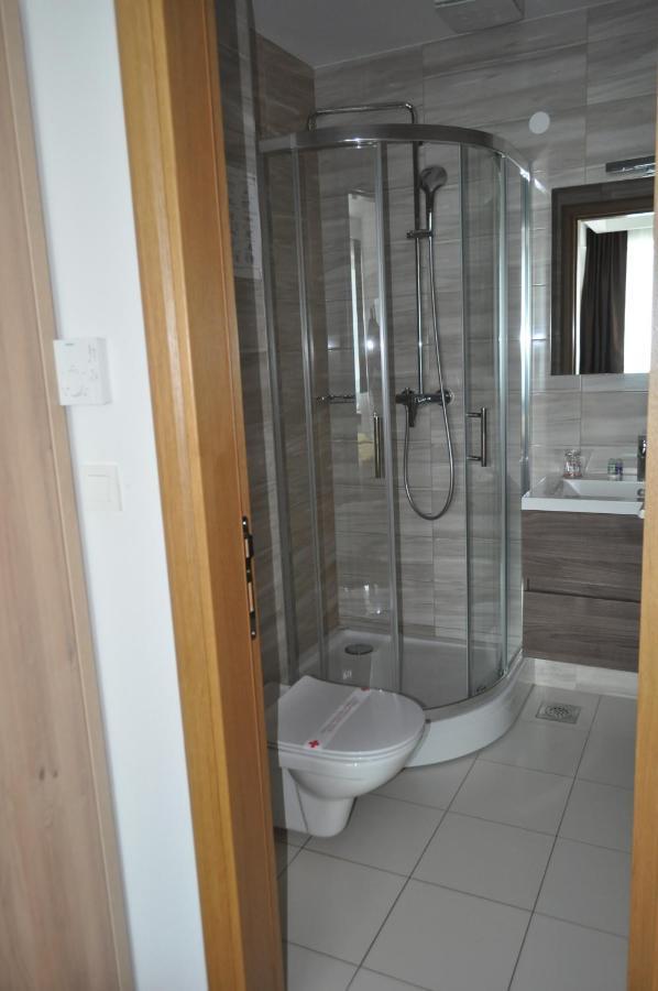 Hotel Novitas ליבנו מראה חיצוני תמונה