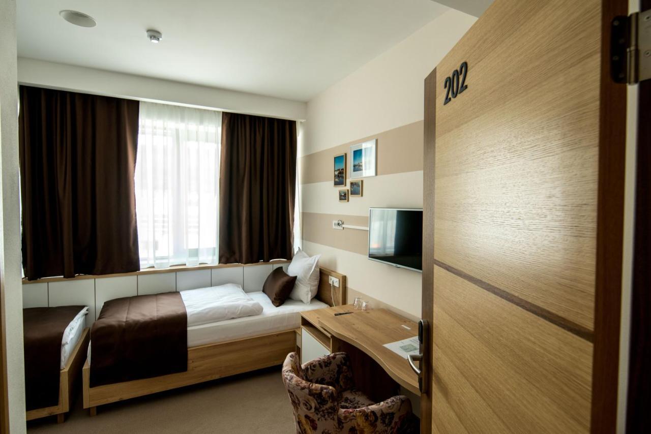 Hotel Novitas ליבנו מראה חיצוני תמונה