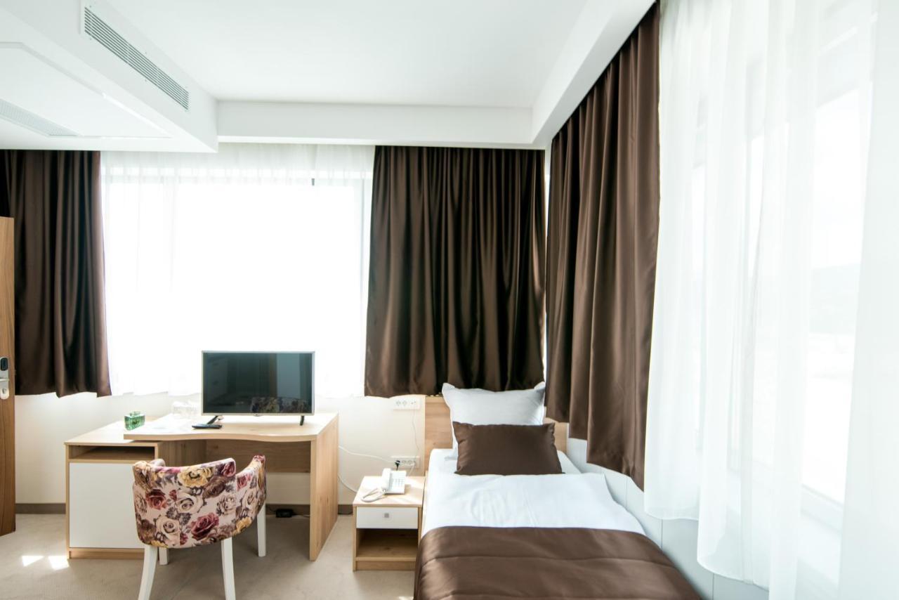 Hotel Novitas ליבנו מראה חיצוני תמונה