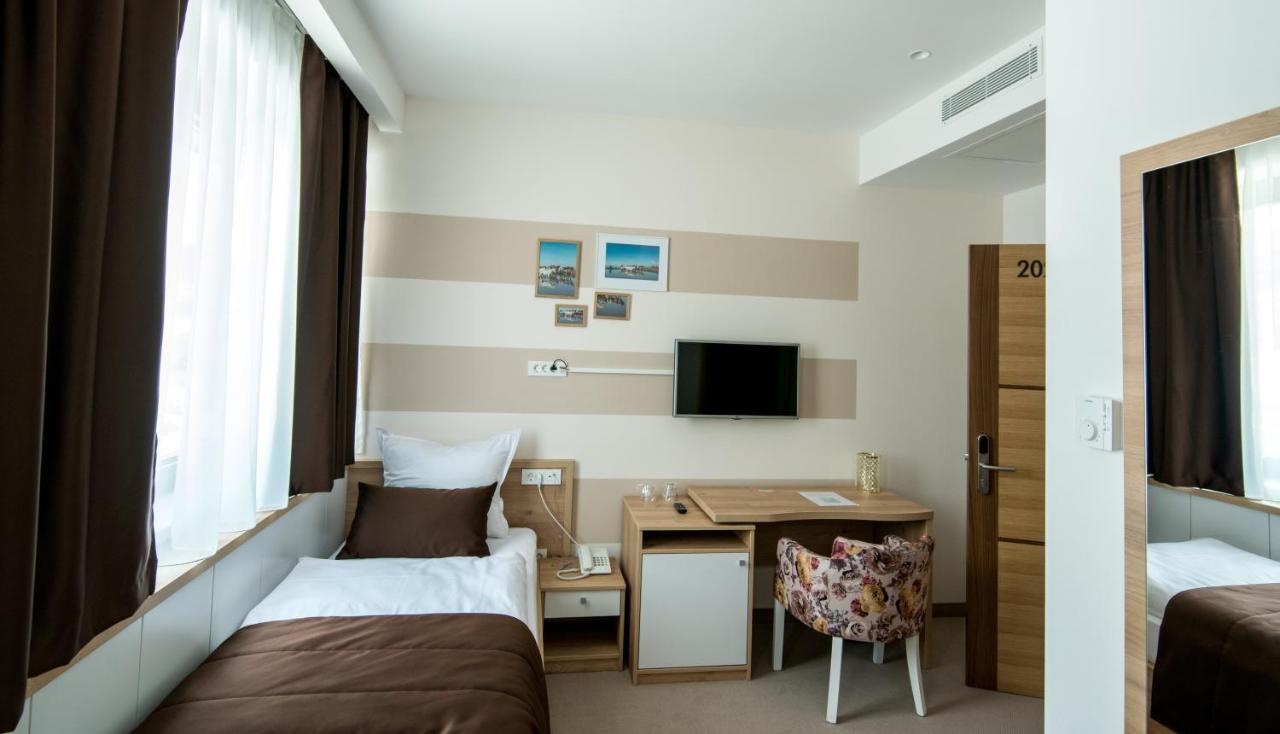 Hotel Novitas ליבנו מראה חיצוני תמונה