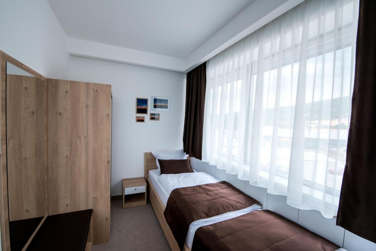 Hotel Novitas ליבנו מראה חיצוני תמונה