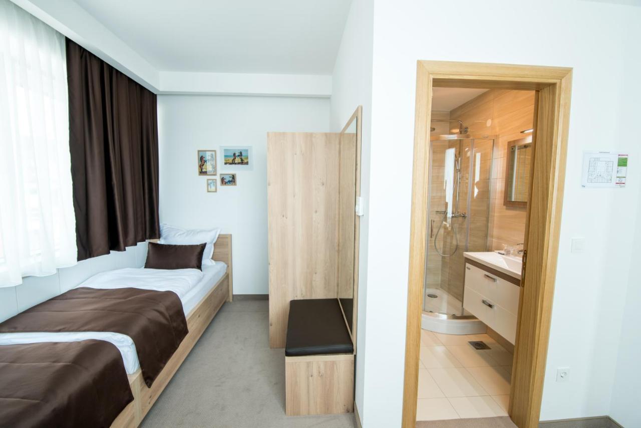 Hotel Novitas ליבנו מראה חיצוני תמונה