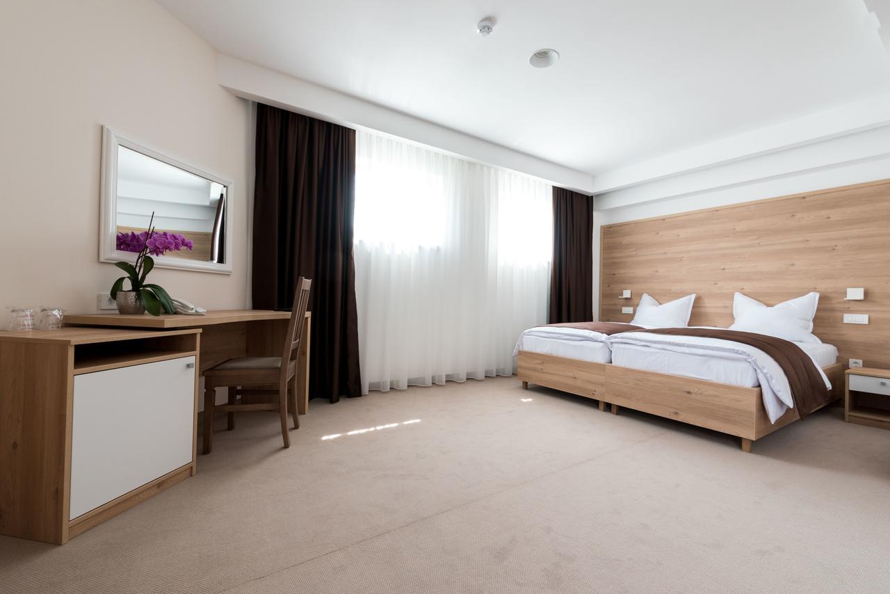 Hotel Novitas ליבנו מראה חיצוני תמונה