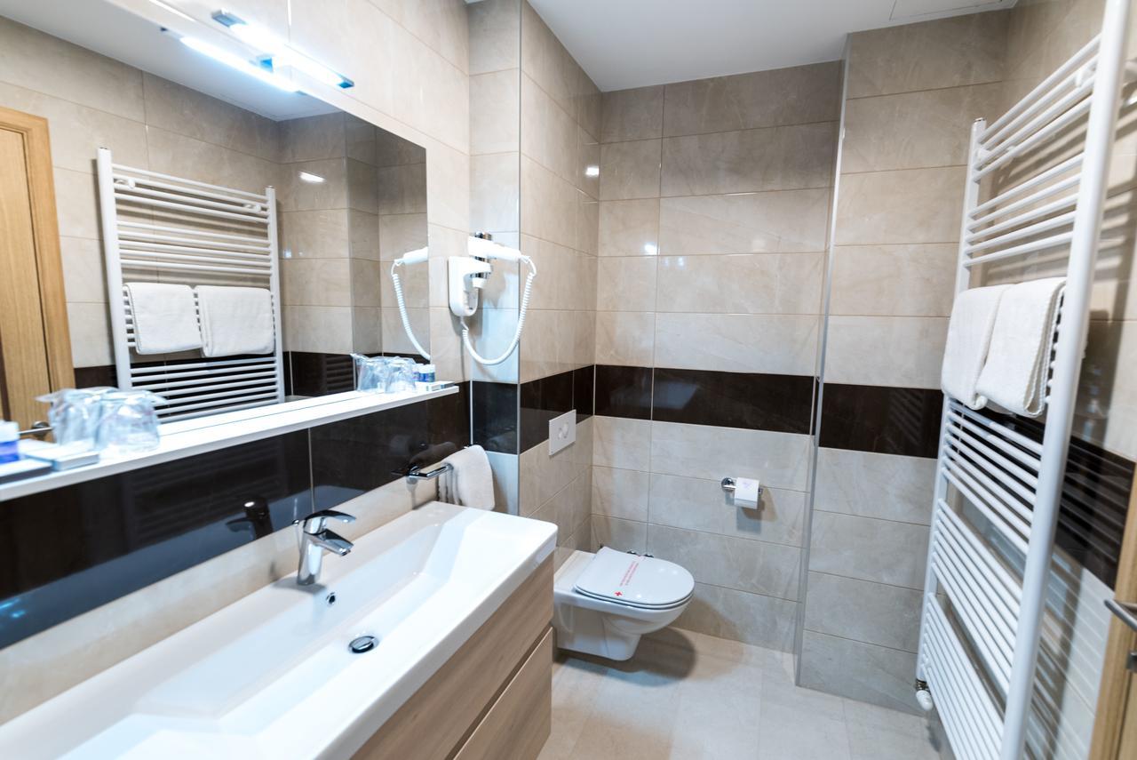 Hotel Novitas ליבנו מראה חיצוני תמונה