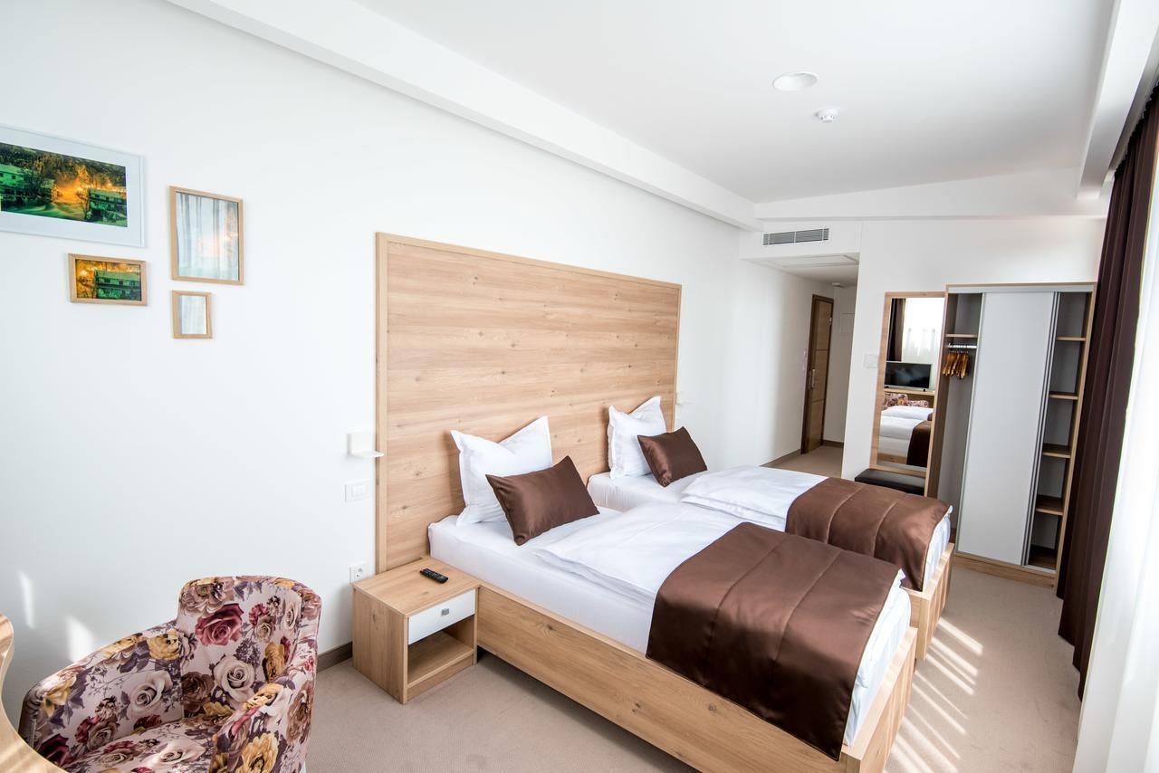 Hotel Novitas ליבנו מראה חיצוני תמונה