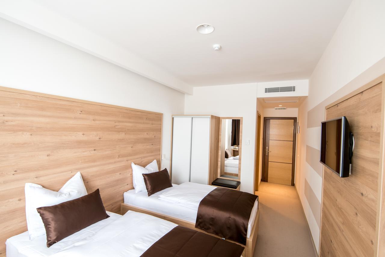 Hotel Novitas ליבנו מראה חיצוני תמונה