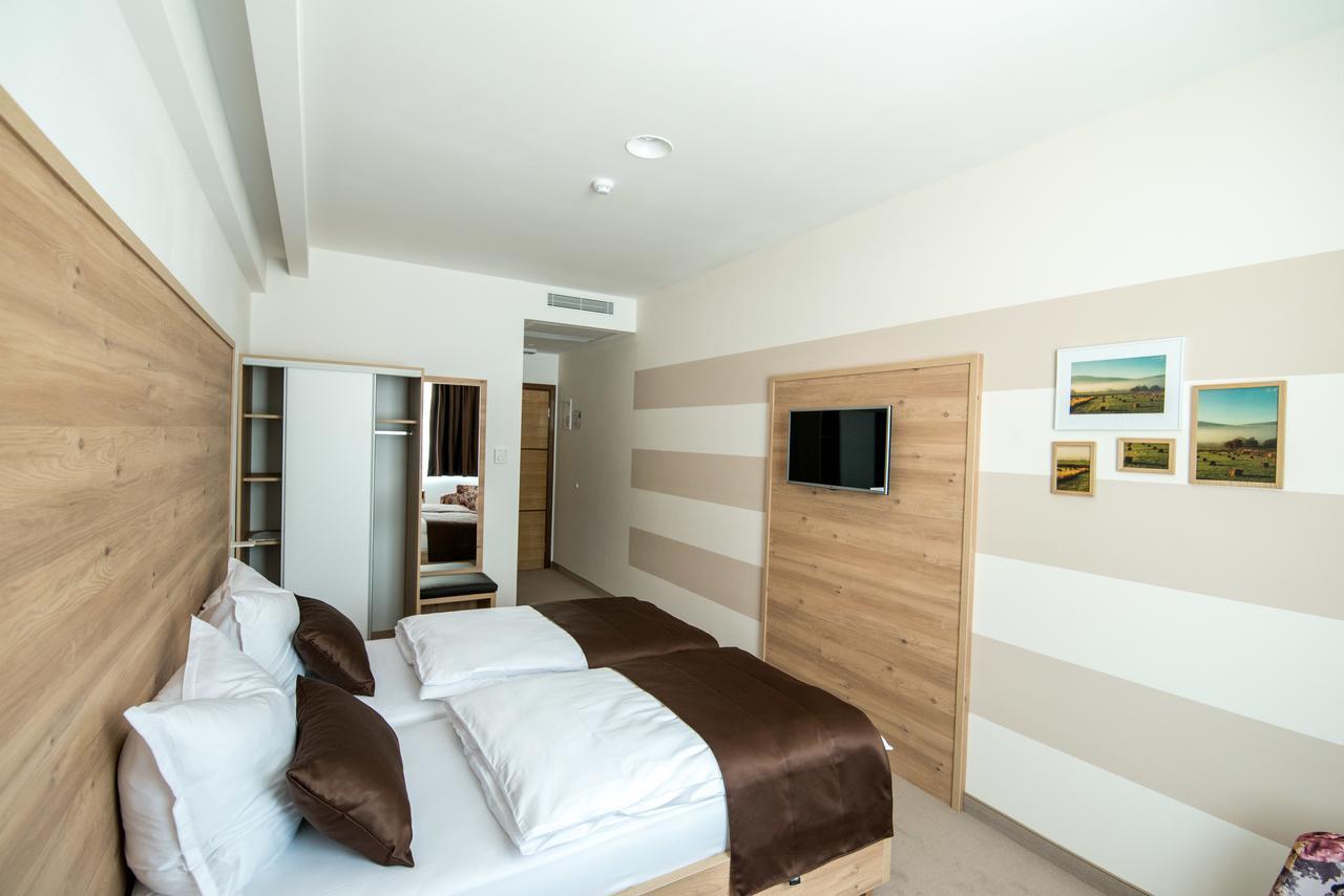 Hotel Novitas ליבנו מראה חיצוני תמונה