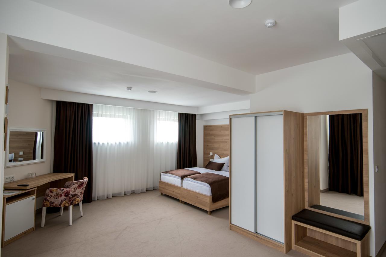 Hotel Novitas ליבנו מראה חיצוני תמונה